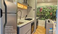 Apartamento decorado do PIM Vila Sônia com cozinha planejada integrada à sala